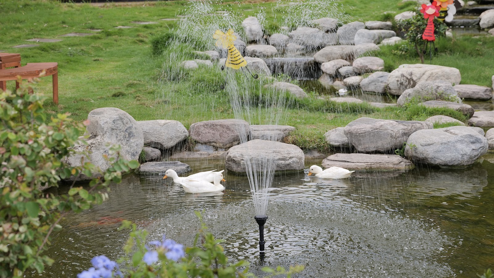 Solar Water Fountain Trends 2025: How Sun-Powered Pumps Are Changing Backyard Design